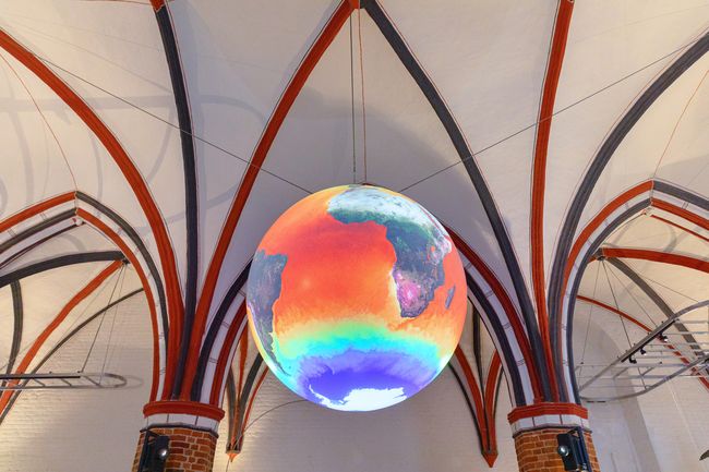 Globus hängt unter einer Gewölbedecke