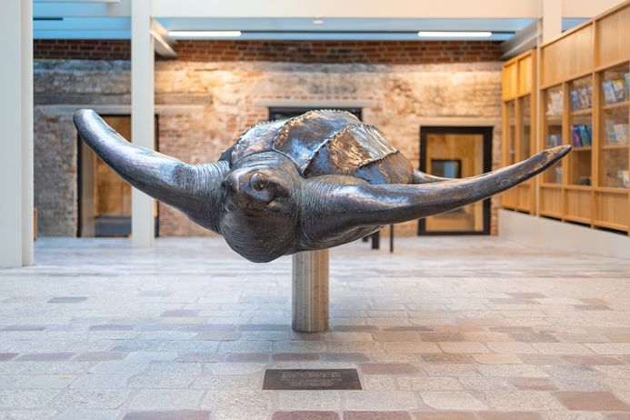 Eine Bronzeskulptur einer Schildkröte