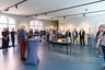 Ausstellungseröffnung mit mehreren Gästen