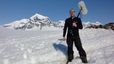 Dr. Michaël Beaulieu mit Mikrofon in der Antarktis