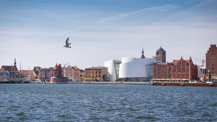 Blick auf das Meer, im Hintergrund die Stralsunder Hafeninsel mit dem OZEANEUM