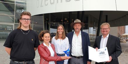 Direktor Andreas Tanschus (2. v. r.), Ausbilderin Sandra Stahnke (Mitte) und Auszubildender Marlon Schwartz (1. v. l.) nahmen am 7. September von der Vizepräsidentin der IHK zu Rostock Katy Mittelbach (2. v. l.) und vom Leiter der IHK-Geschäftsstelle Stralsund Jens Rademacher (1. v. r.) die Auszeichnung für den TOP Ausbildungsbetrieb 2023 entgegen (Foto: Almut Neumeister/Deutsches Meeresmuseum )