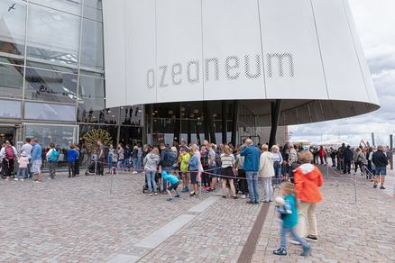 Zahlreiche Regentage führten in den Sommermonaten zu langen Besucherschlangen vor dem OZEANEUM (Foto: Anke Neumeister/Deutsches Meeresmuseum)