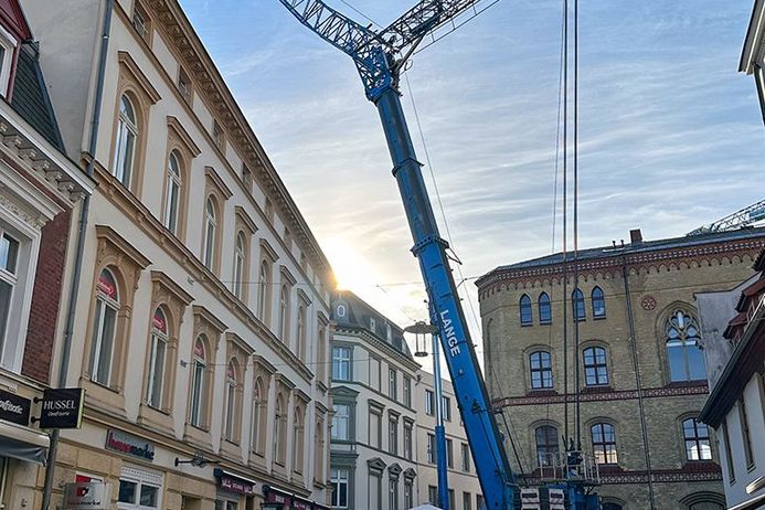 Ein Kran in der Stralsunder Altstadt. (Foto: Anke Neumeister/Deutsches Meeresmuseum)