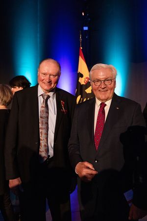 Zwei Männer stehen in einem blau beleuchtetem Raum