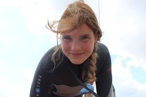 Frau in Taucherkleidung am Meer