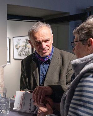 Ein Mann (Ullrich Wannhoff) im Gespräch