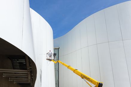 Hebebühne vor der Fassade des OZEANEUMs