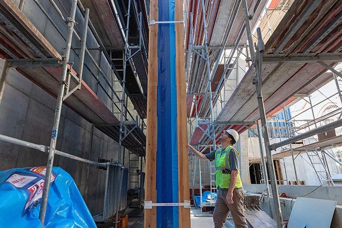 Die Scheibensegmente wurden im Rohbau zwischen zwei Gerüsten platziert und gesichert. (Foto: Anke Neumeister/Deutsches Meeresmuseum)