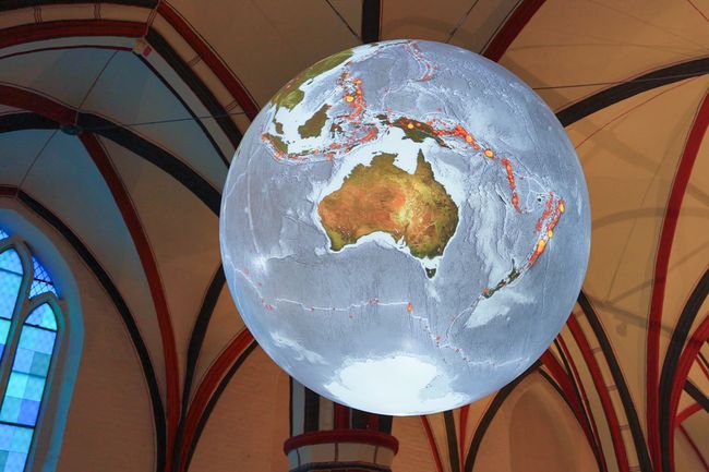 Globus hängt an einer Gewölbedecke