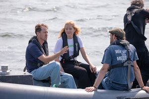 Auch auf dem Wasser tauschte sich Sebastian Vettel mit dem Deutschen Meeresmuseum und Greenpeace über den Zustand der Ostsee-Schweinswale aus. (Foto: Anke Neumeister/Deutsches Meeresmuseum)