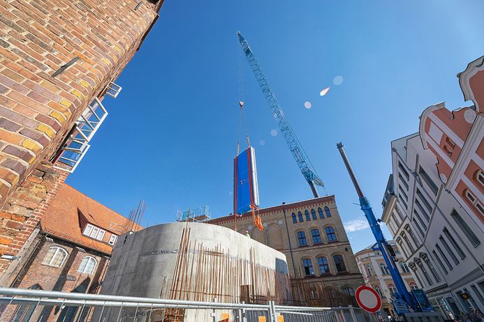 An einem Kran, der auch beim Bau von Windrädern genutzt wird, schwebten die Scheiben in den Rohbau des Großaquariums im MEERESMUSEUM. (Foto: Anke Neumeister/Deutsches Meeresmuseum)